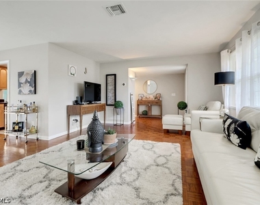 4556 Lakewood Boulevard - Photo Thumbnail 3