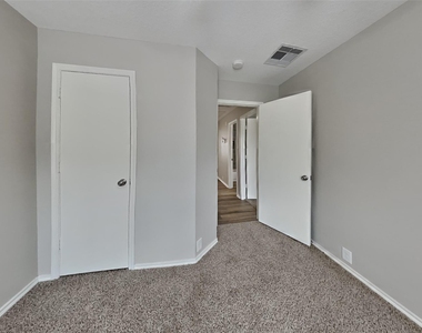 6211 Gillian Park Drive - Photo Thumbnail 11