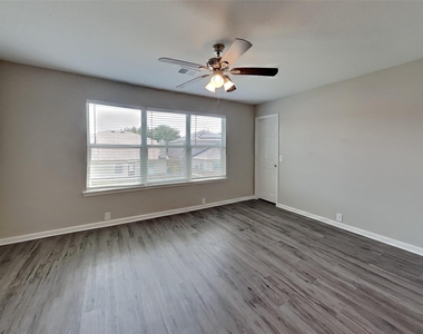 4714 Pin Oak Creek Lane - Photo Thumbnail 15