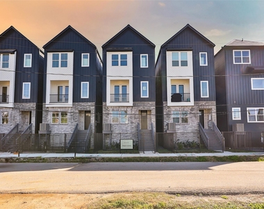 1020 W 15th 1/2 Street - Photo Thumbnail 2