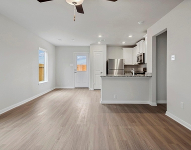 15830 Berry Hill Drive - Photo Thumbnail 4
