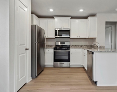 15830 Berry Hill Drive - Photo Thumbnail 6