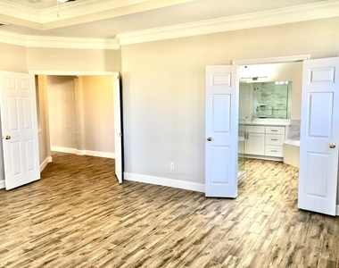 5711 Silver Bay Court - Photo Thumbnail 15