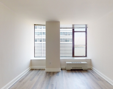 10 Hanover Square - Photo Thumbnail 3