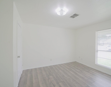 9811 Mango Street - Photo Thumbnail 5