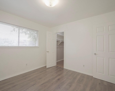 9811 Mango Street - Photo Thumbnail 21