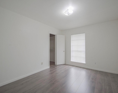 9811 Mango Street - Photo Thumbnail 23