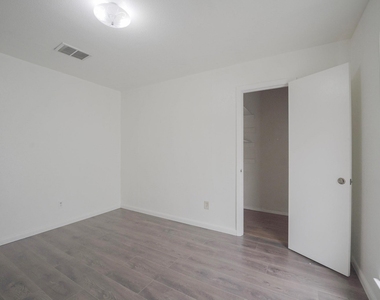 9811 Mango Street - Photo Thumbnail 24