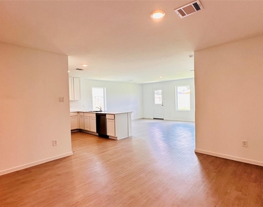 206 Amy Street - Photo Thumbnail 15