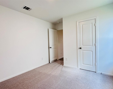 206 Amy Street - Photo Thumbnail 9