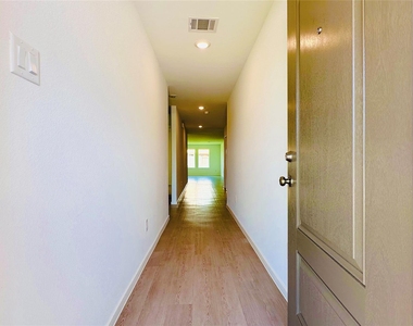 206 Amy Street - Photo Thumbnail 2