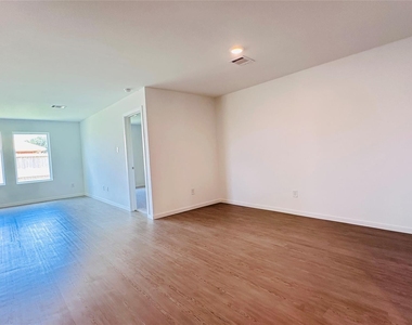 206 Amy Street - Photo Thumbnail 14