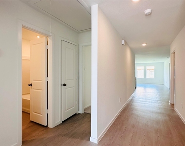 206 Amy Street - Photo Thumbnail 3