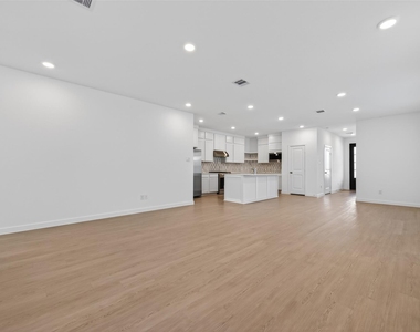 27435 Sunterra Village Dr - Photo Thumbnail 5