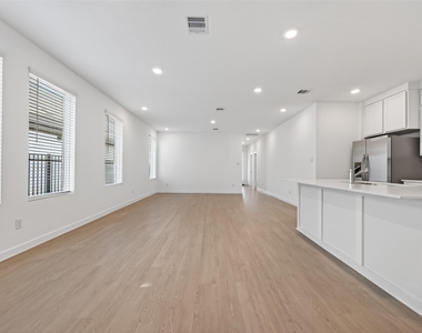 27435 Sunterra Village Dr - Photo Thumbnail 4