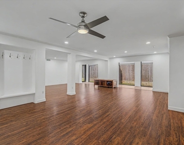 7575 Katy Freeway - Photo Thumbnail 6