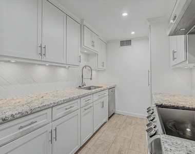 7575 Katy Freeway - Photo Thumbnail 24