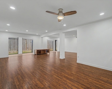 7575 Katy Freeway - Photo Thumbnail 19