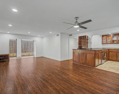 7575 Katy Freeway - Photo Thumbnail 7