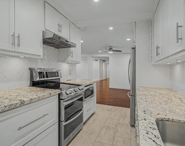 7575 Katy Freeway - Photo Thumbnail 25