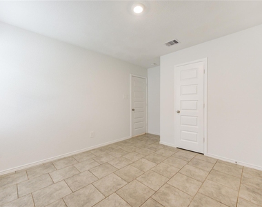 7547 Cattle Walker Court - Photo Thumbnail 16