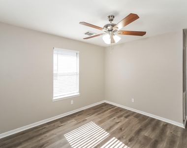 3615 Rolling Springs Lane - Photo Thumbnail 9