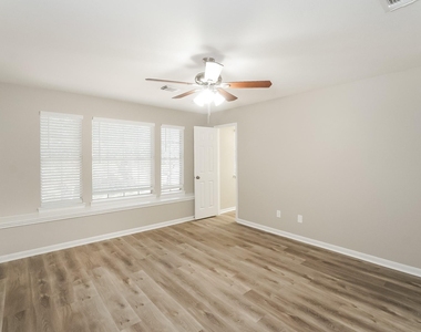 3615 Rolling Springs Lane - Photo Thumbnail 6