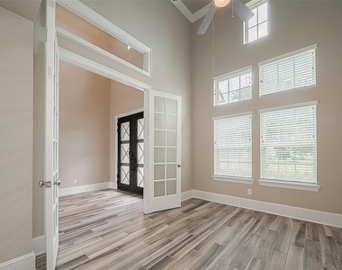 115 N Winter Sunrise Circle - Photo Thumbnail 9
