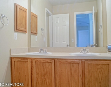 2819 Foster Hill Drive - Photo Thumbnail 25