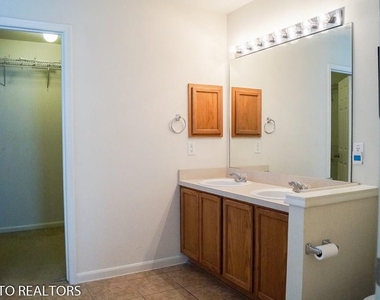 2819 Foster Hill Drive - Photo Thumbnail 16