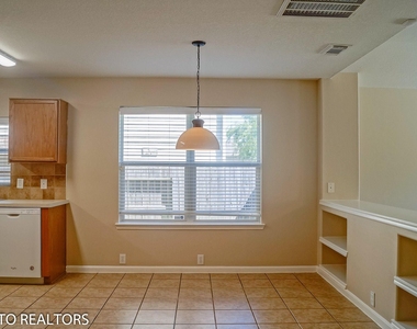 2819 Foster Hill Drive - Photo Thumbnail 10
