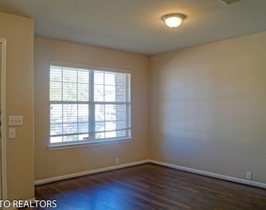 2819 Foster Hill Drive - Photo Thumbnail 5