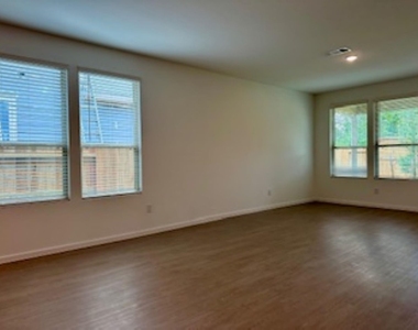 500 Kinglet Drive - Photo Thumbnail 6