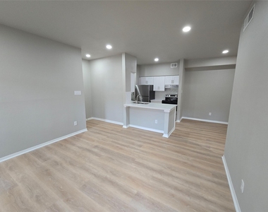 1818 Augusta Drive - Photo Thumbnail 12