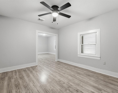 811 W Broad Street - Photo Thumbnail 5