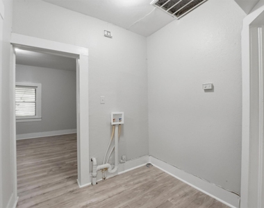 811 W Broad Street - Photo Thumbnail 12