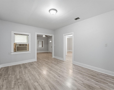 811 W Broad Street - Photo Thumbnail 10