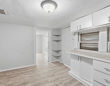 811 W Broad Street - Photo Thumbnail 21