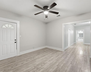 811 W Broad Street - Photo Thumbnail 6