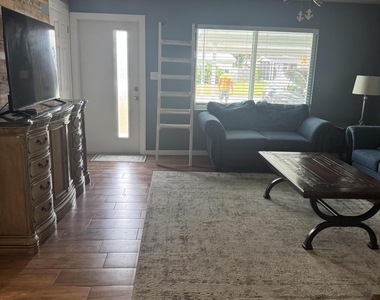 4281 Yorkshire Drive - Photo Thumbnail 4