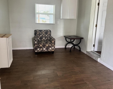 4281 Yorkshire Drive - Photo Thumbnail 9