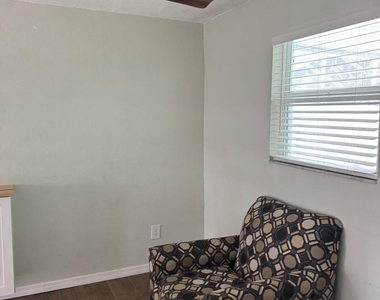 4281 Yorkshire Drive - Photo Thumbnail 10