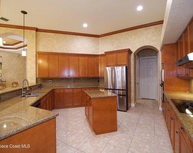 9400 Scarborough Court - Photo Thumbnail 10