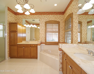9400 Scarborough Court - Photo Thumbnail 15