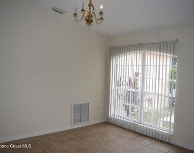334 Bordeaux Avenue Ne - Photo Thumbnail 5
