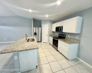 549 Como Avenue Ne - Photo Thumbnail 8