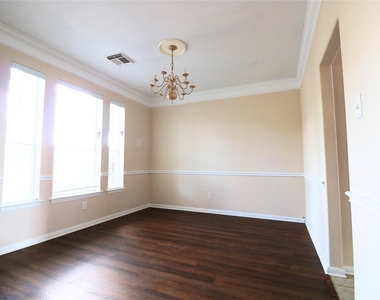 8607 Saratoga Drive - Photo Thumbnail 3