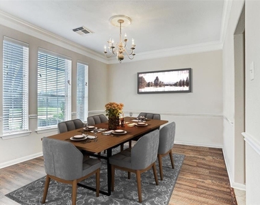 8607 Saratoga Drive - Photo Thumbnail 4