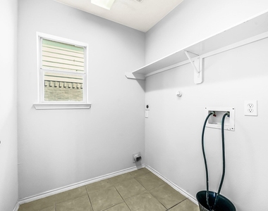 307 Gateship Drive - Photo Thumbnail 8