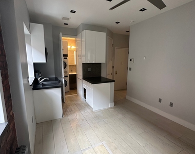 W 52nd St. - Photo Thumbnail 4